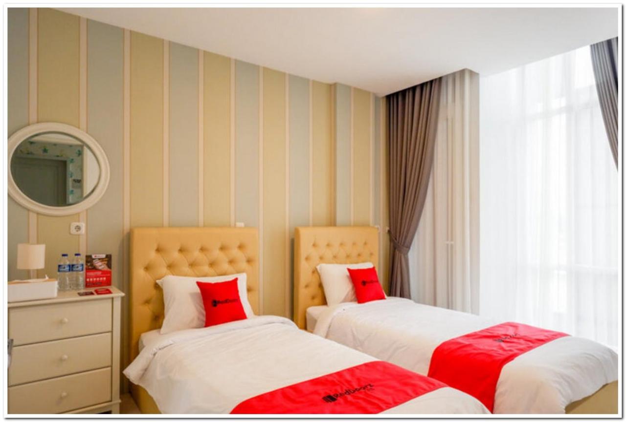 Reddoorz Plus @ Madukoro Raya Semarang Exteriör bild