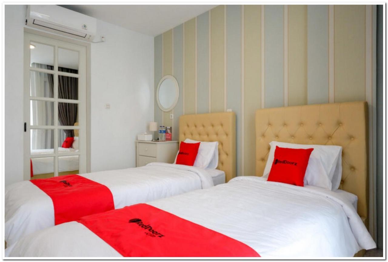 Reddoorz Plus @ Madukoro Raya Semarang Exteriör bild