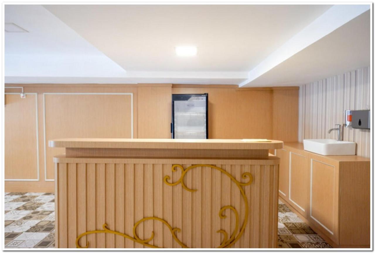 Reddoorz Plus @ Madukoro Raya Semarang Exteriör bild
